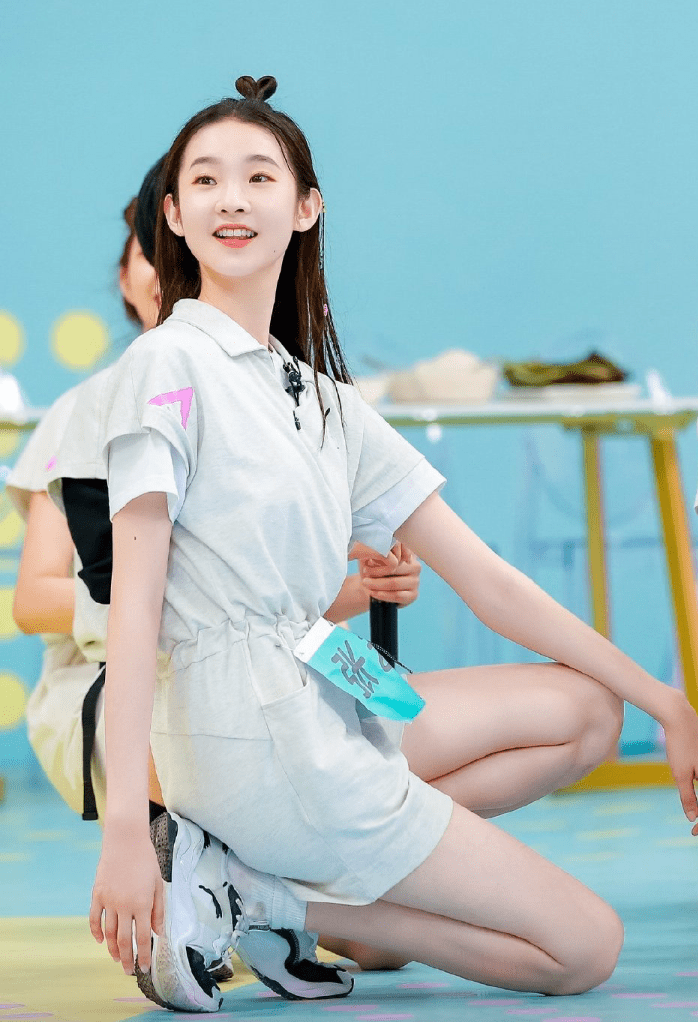 硬糖少女303成团,张艺凡卡位出道引争议,网友:拿了皇族剧本?