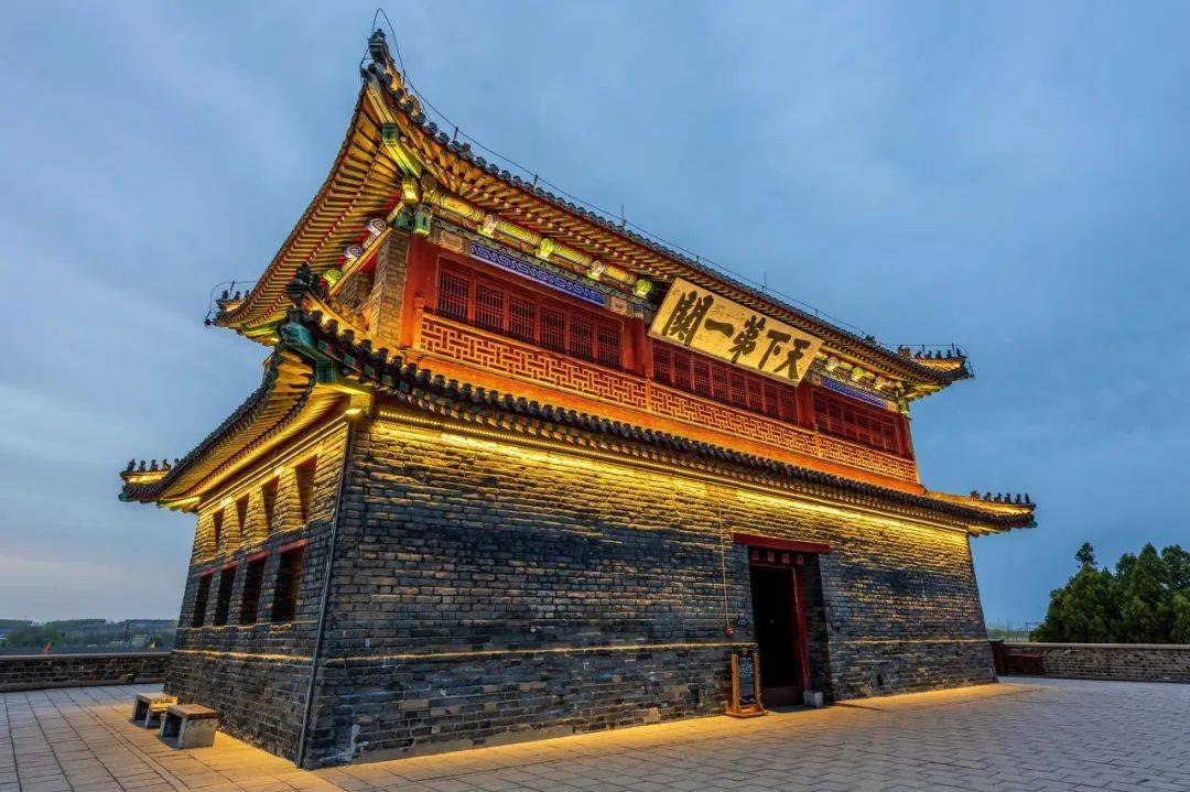 山海关是一座文化古城,明代城墙建筑基本完好,主要街道和小巷,大部