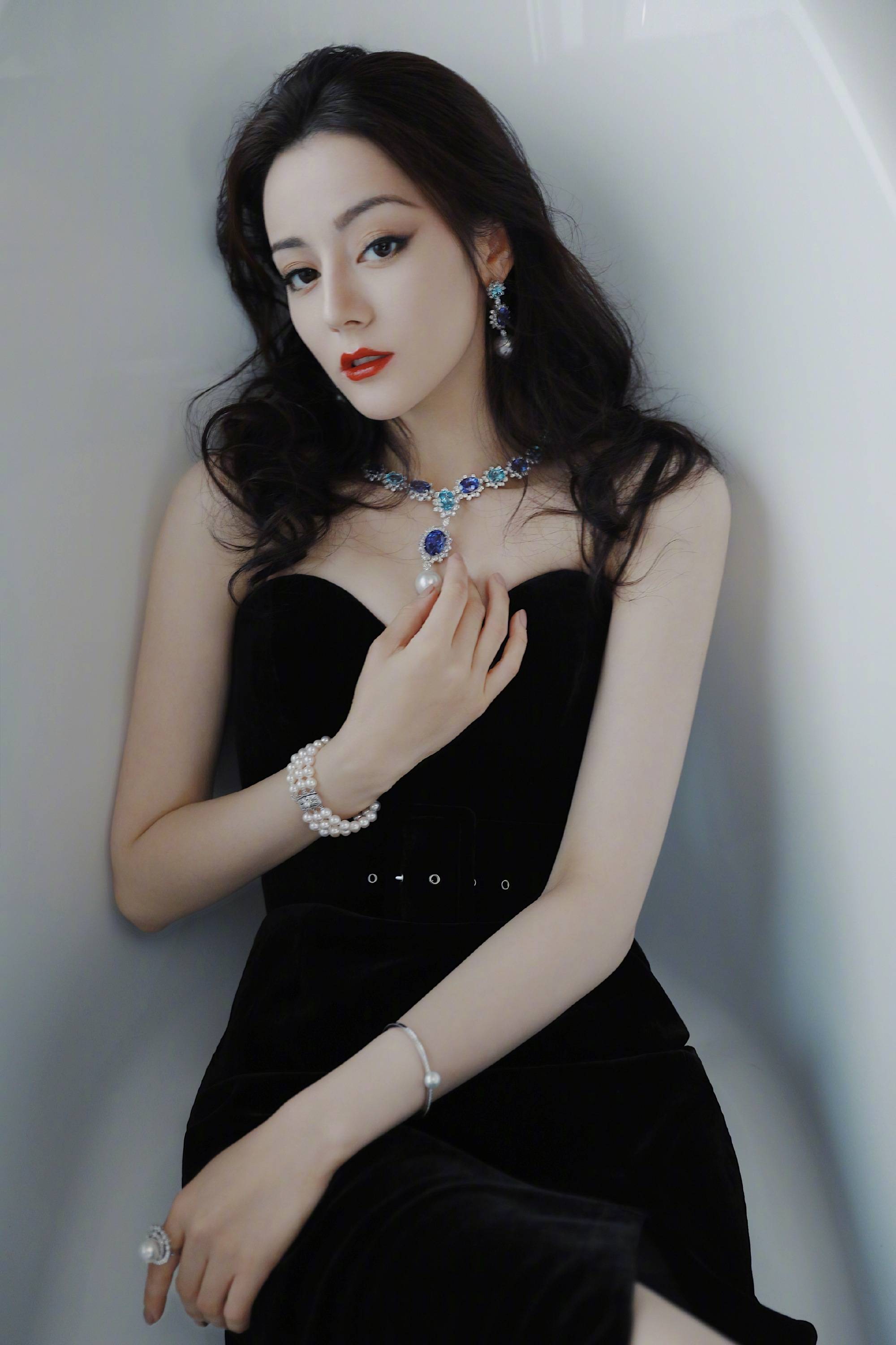 女星着黑色抹胸礼服婀娜多姿