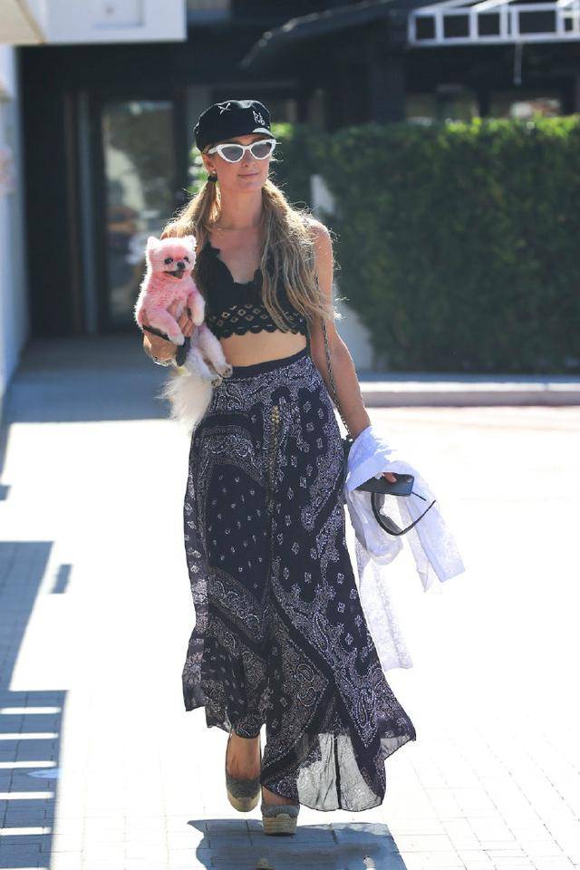 原创希尔顿大小姐背心外穿超豪放扎双马尾扮嫩却辣眼粉毛狗太呆萌