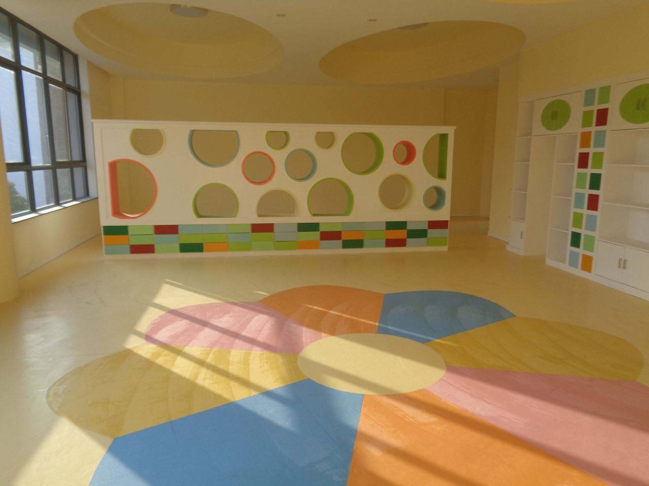 幼儿园地面经常损坏怎么办不妨试试超耐磨pvc地板