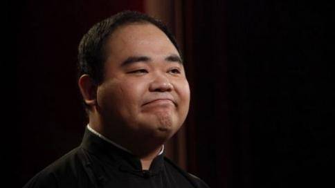 前央视主持人拜师石富宽加盟德云社今50岁与小10岁娇妻恩爱19年