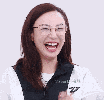 逐渐憨化的郑希怡,飒爽港姐笑得合不拢嘴缺少表情管理变成了憨憨_节目