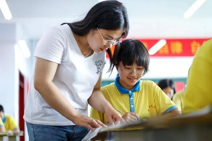 备考期间,老师们的认真辅导让每一位孩子的问题都能及时的得到解决,学