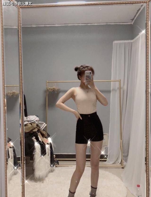 原创夏天就要怎么凉快怎么来,抹胸吊带通通安排上,化身时尚小姐姐