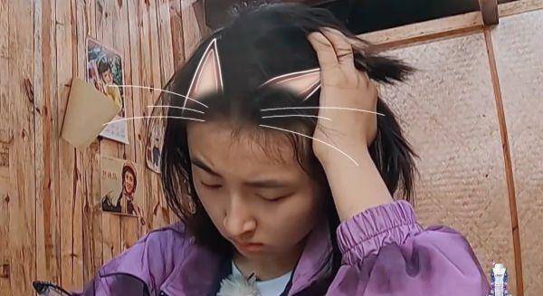 张子枫做试卷想不出答案镜头特写到她的表情仿佛看到了高三的我