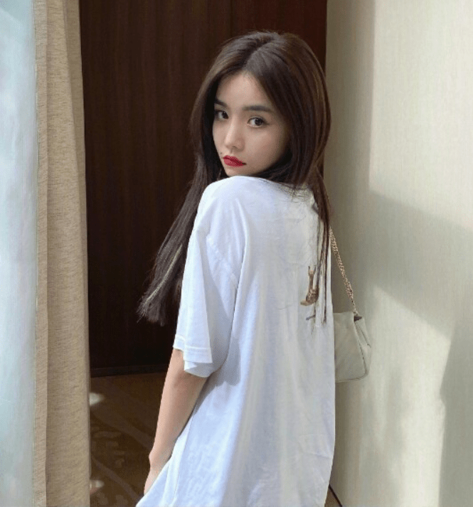 安琦穿着真大胆,抹胸小短衣 超短裤,157身高硬穿成175大长腿