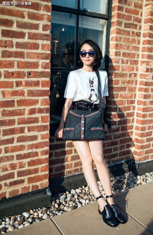 周迅穿搭太朴素蓝t恤配休闲裤简单随性是个低调又有品味的人