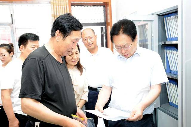 吕梁市检察院郭鸿在包扶村调研指导并慰问老党员