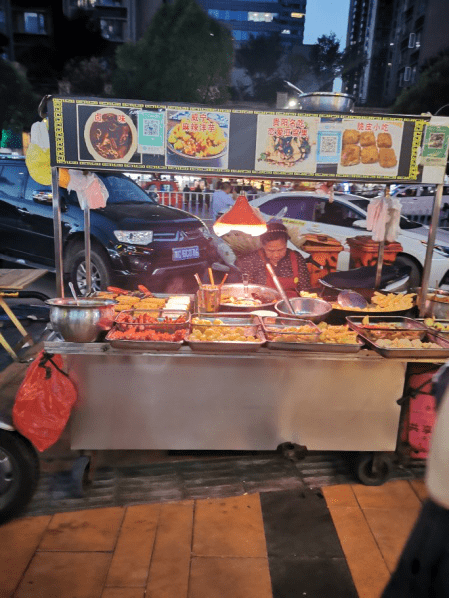 每天天还没黑,花溪区万科大都会的步行街就已经摆满了各种小摊子,美味