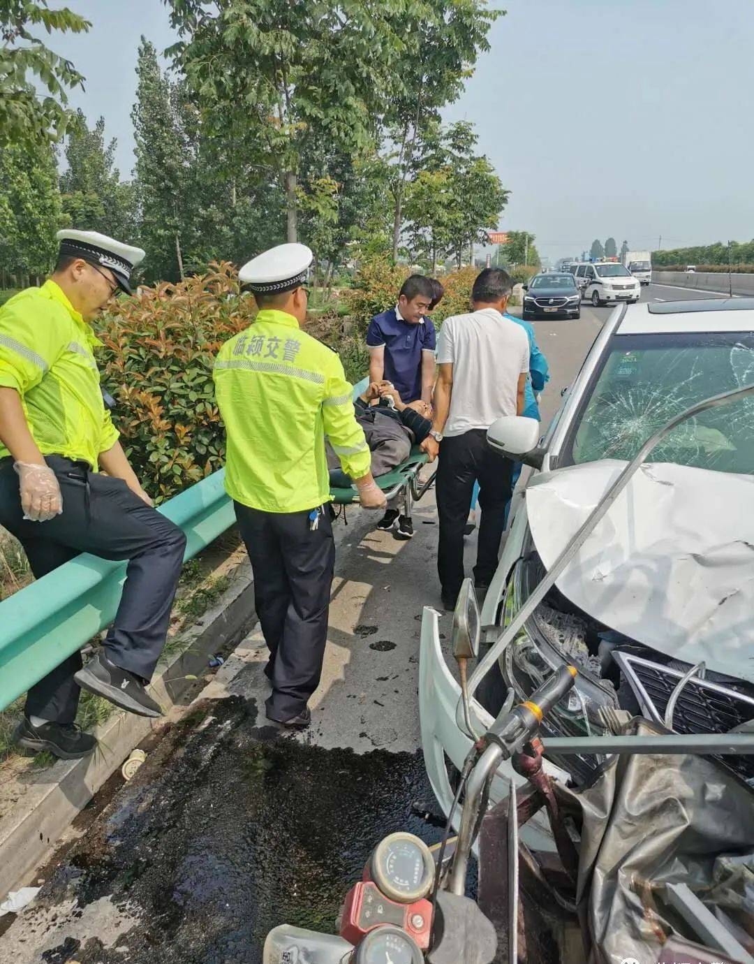 临颍:107国道发生一起交通事故,轿车与三轮相撞,一人飞了出去