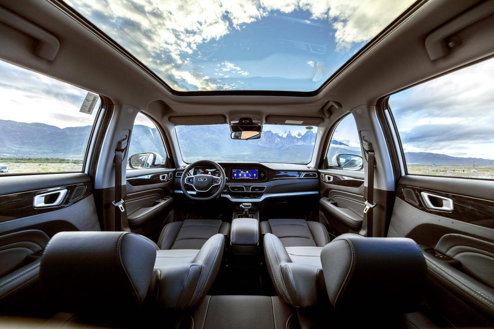 凯翼(参数|图片)采用环抱式驾舱布局,内饰提供全黑与黑红两种不同风格