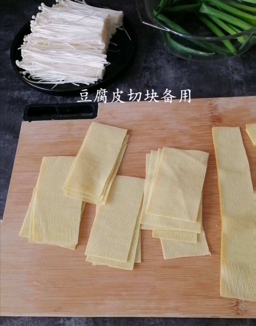 2豆腐皮是大豆磨浆烧煮后凝结干制而成的豆制品