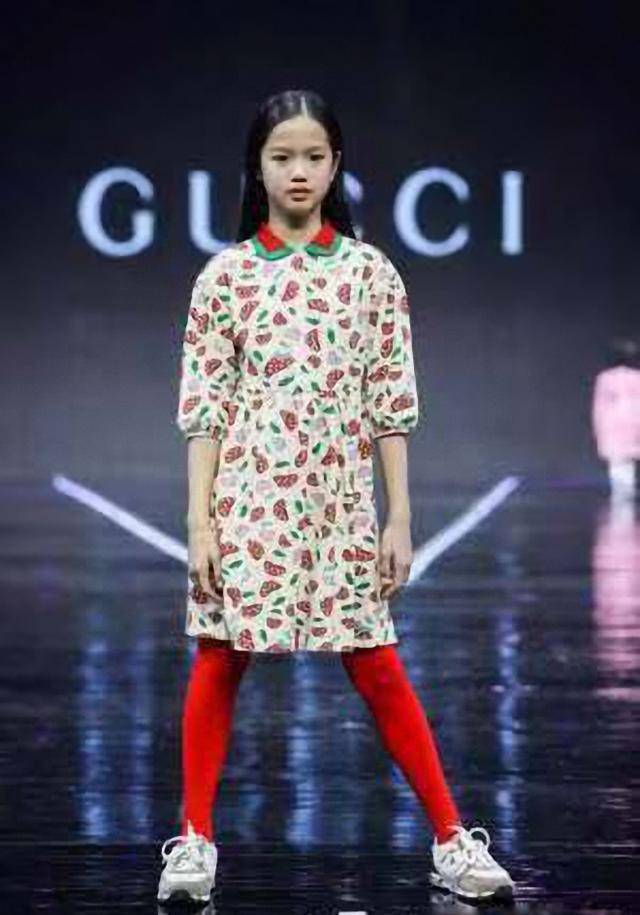 钟丽缇两女儿t台秀9岁考拉眼神高冷似超模张伦硕直呼太美了