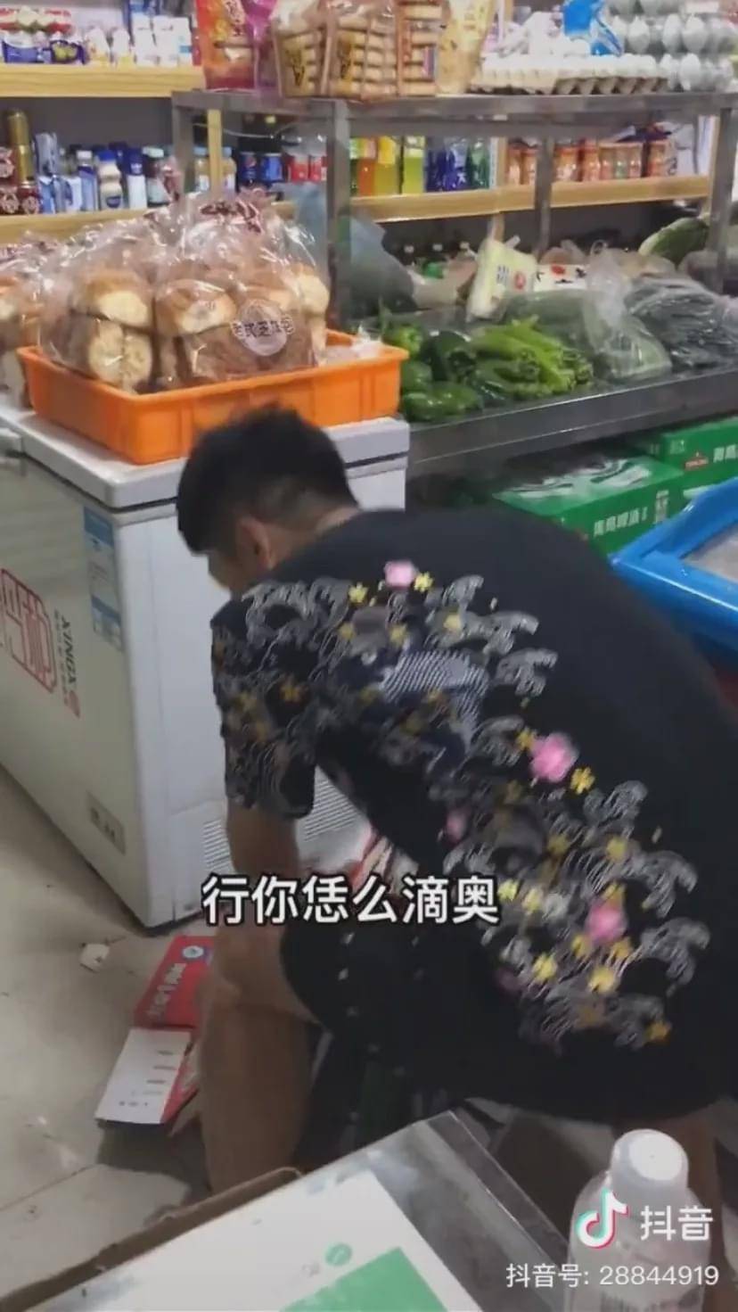 边捡破烂边抽中华,抖音爆火的东北街溜子到底有多爱装逼?