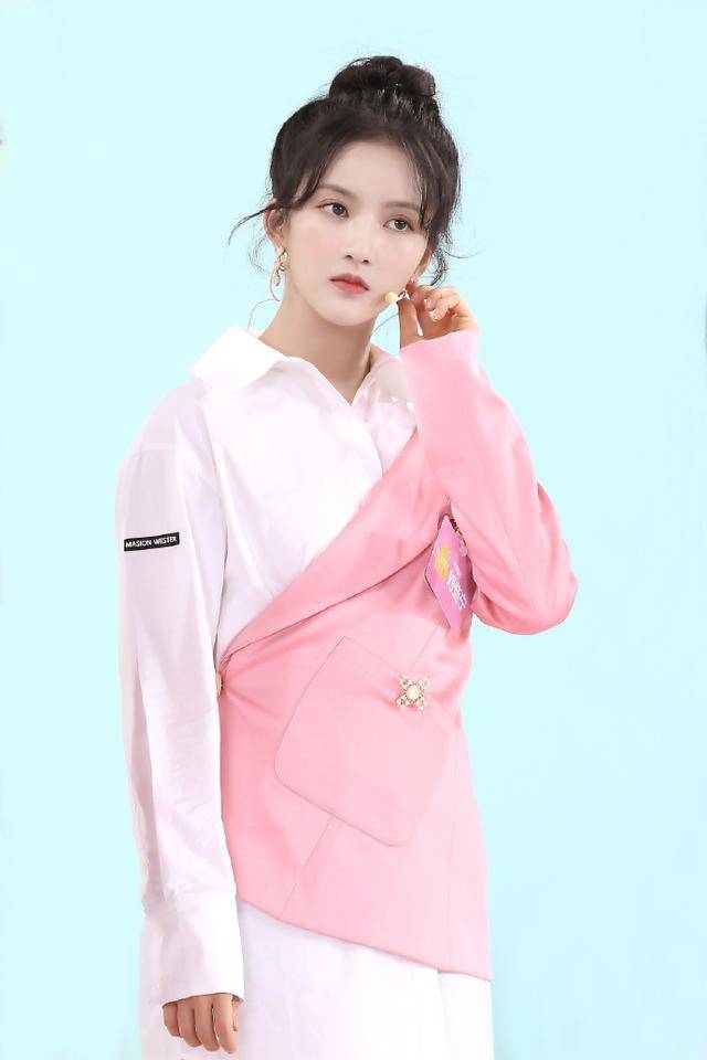 名门泽佳:刘些宁真是个铁憨憨,穿不规则西装内搭衬衫效果时尚高级