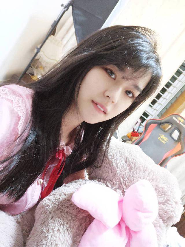 原创绝地求生:沫子晒换装视频,看到换装后的沫子,确定是一个人?