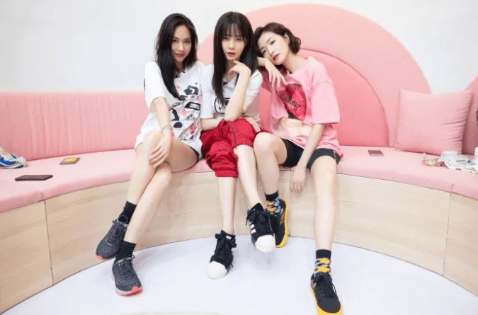 早在乘风破浪的姐姐之前王霏霏和孟佳就已经火出天际了