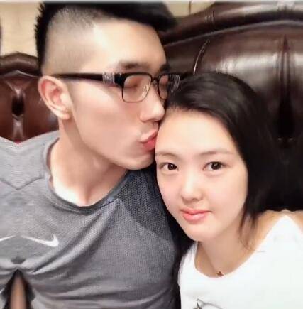原创张常宁披头纱美翻未婚夫高调晒两人合影亲额头捧脸挽手超甜蜜