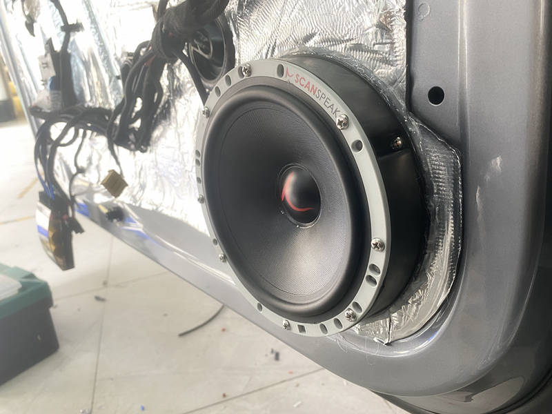 喇叭的做工细致,安装到位再添加一台美国锐克功放,为前声场喇叭提供