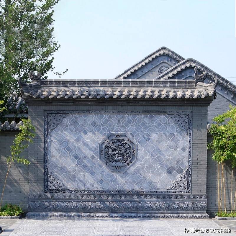 提到四合院,青砖灰瓦,朱红门窗,中式屋顶便映在眼前.中式的