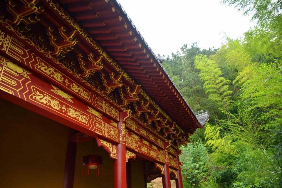 农村人在山中建寺庙,与奇峰交相辉映,看建成啥样子