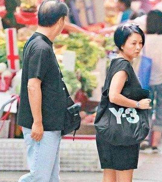 李修贤屡次与老婆街头吸烟,背妻偷腥不攻自破,夫妻俩吞云吐雾像一对