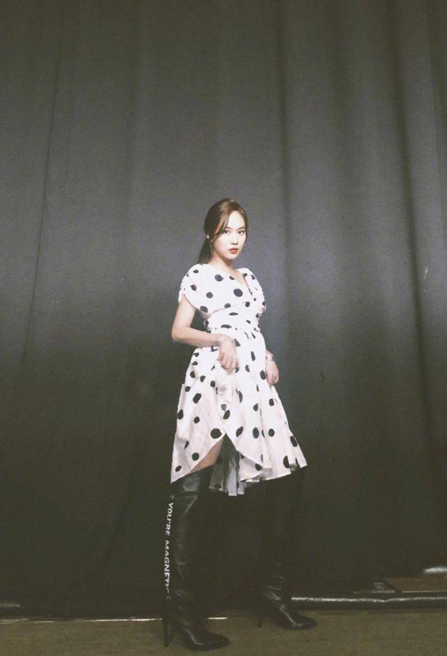 王霏霏重拾女团梦,舞台上身穿短裙,女团风格太突出_黑色