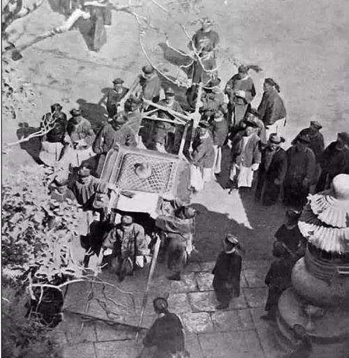 这张是光绪帝唯一留下的影像,西安回京从轿里出来