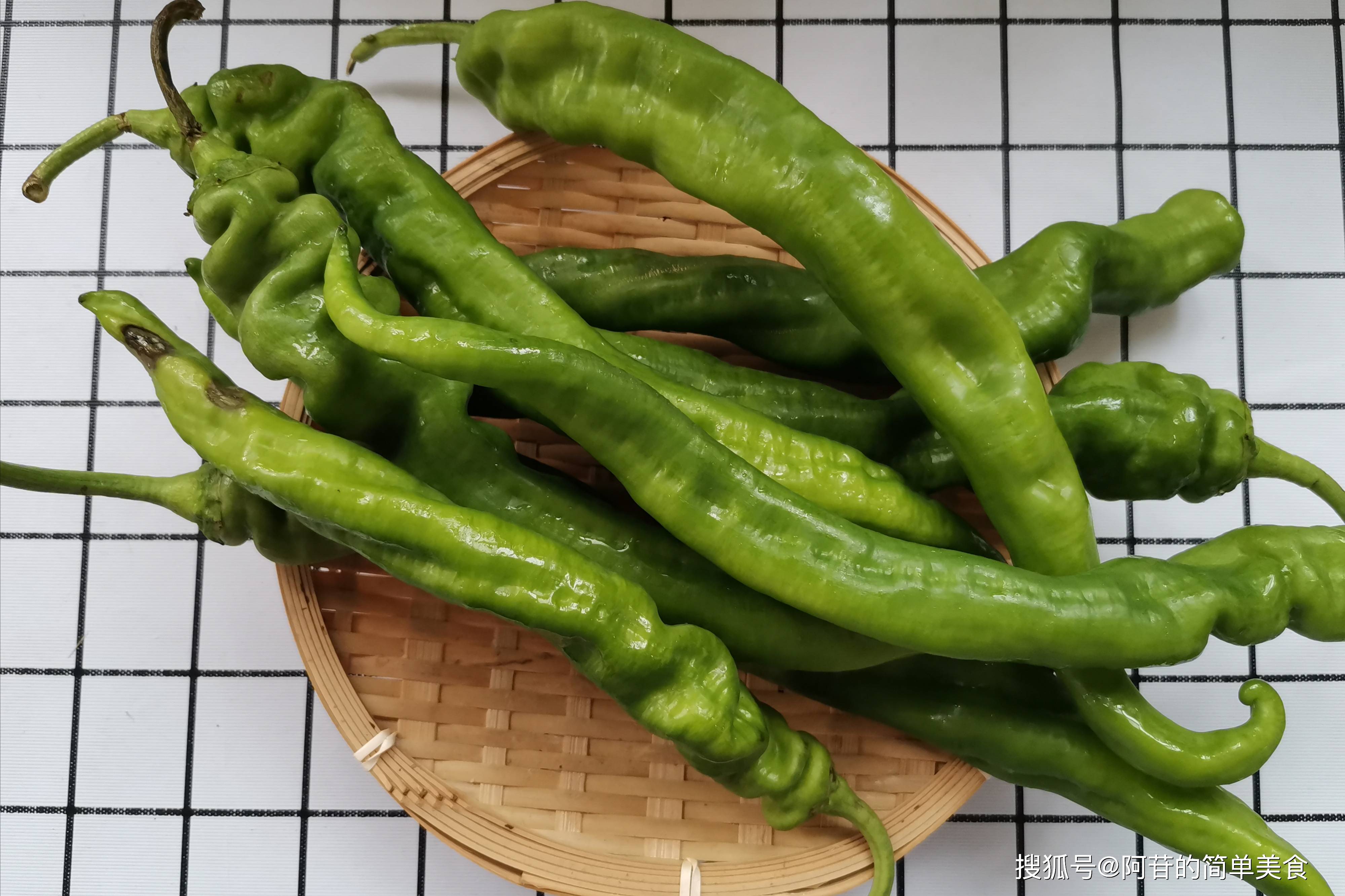 传统家常菜——虎皮辣子,香辣鲜嫩,下饭只吃这一盘菜就够了