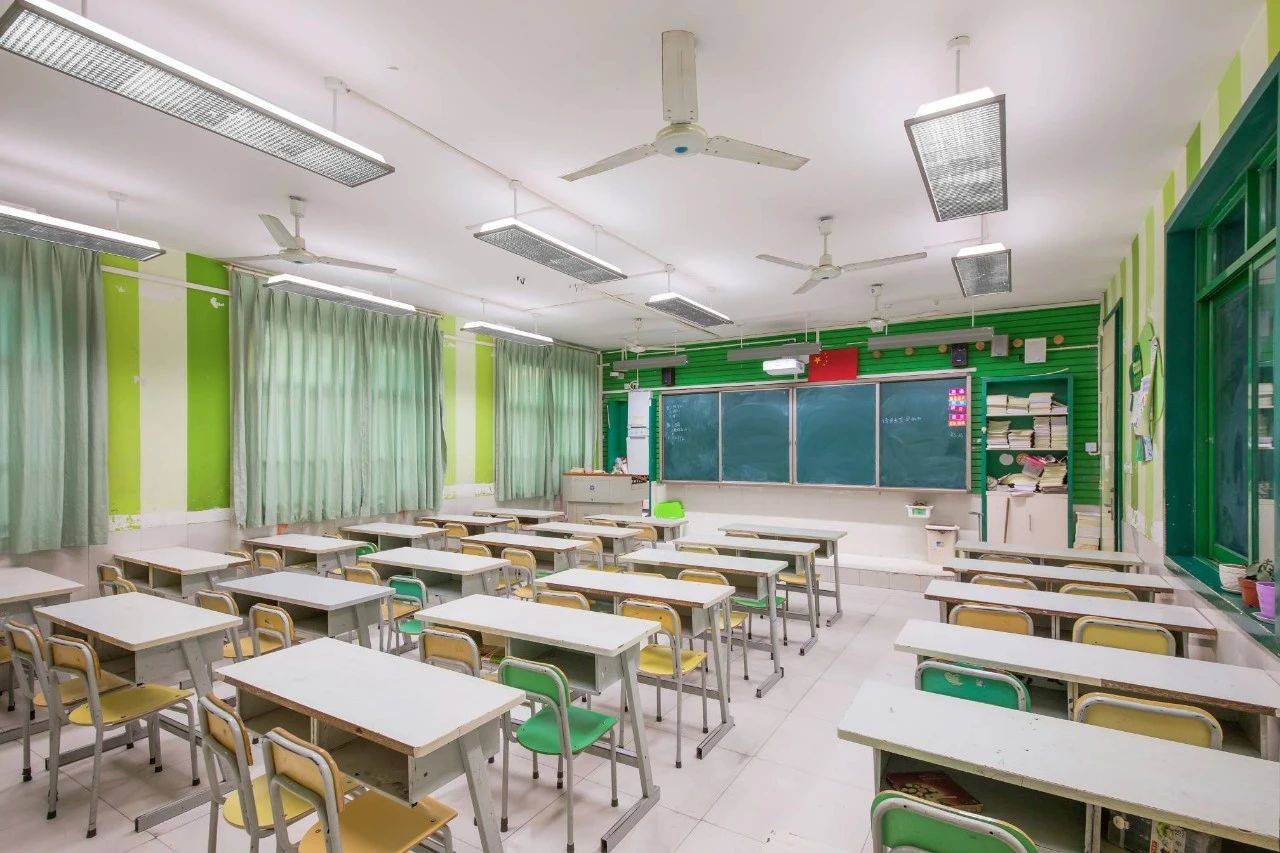 儿时课室灯光如若这般敞亮舒适可能也不会近视这么深