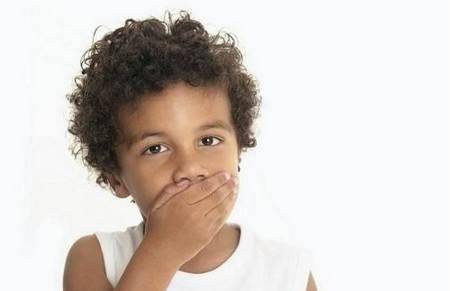 原创2岁孩子嘴巴臭烘烘,刷牙也没用,医生:跟牙齿无关