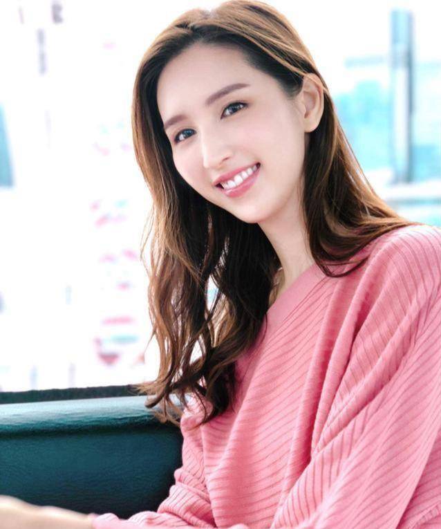 前tvb小花何傲儿改名何天儿,内地收百万拍广告,网友:认不出_林建名