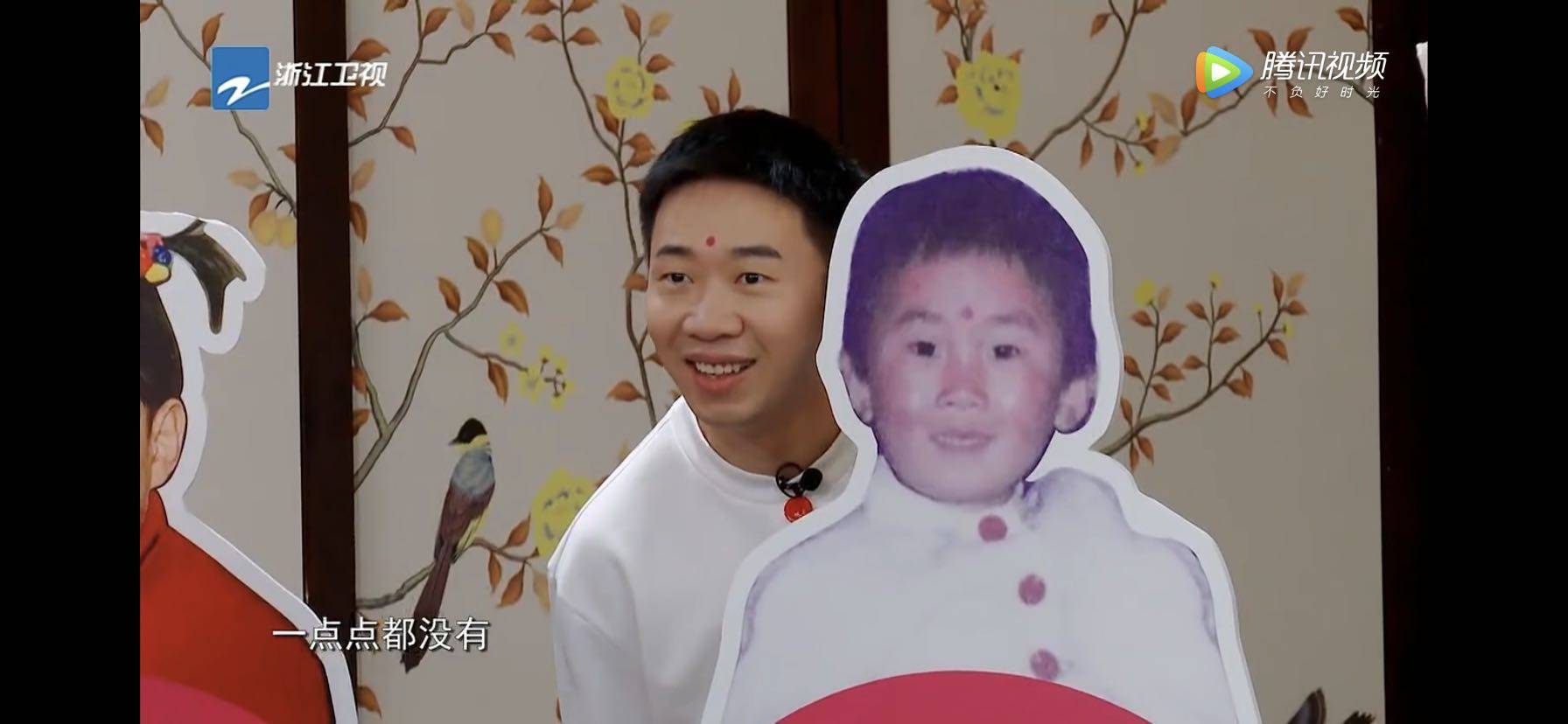 范丞丞周深和童年照一模一样贾玲曾很美鞠婧祎再添整容疑云