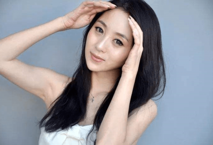 她28岁走红,32岁却抢别人老公,如今35岁沦为家庭主妇_郭津彤