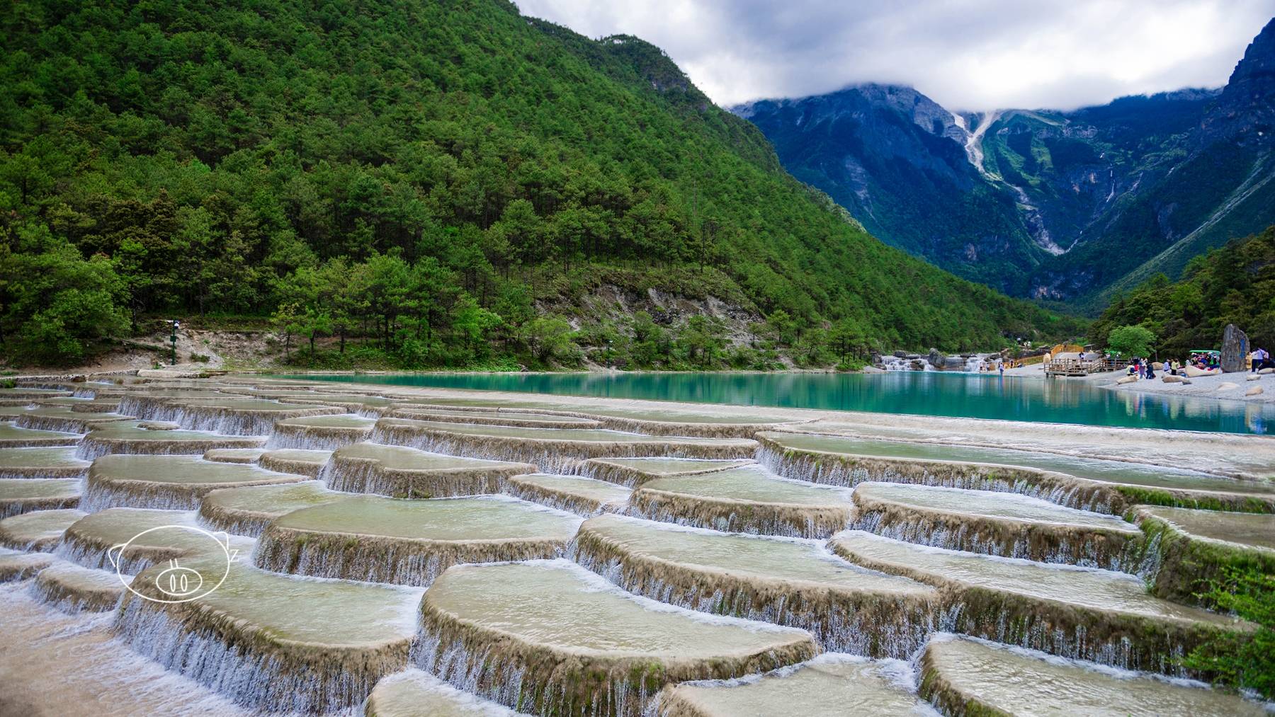 丽江如梦似幻随着阳光的明亮七彩变幻的蓝月谷