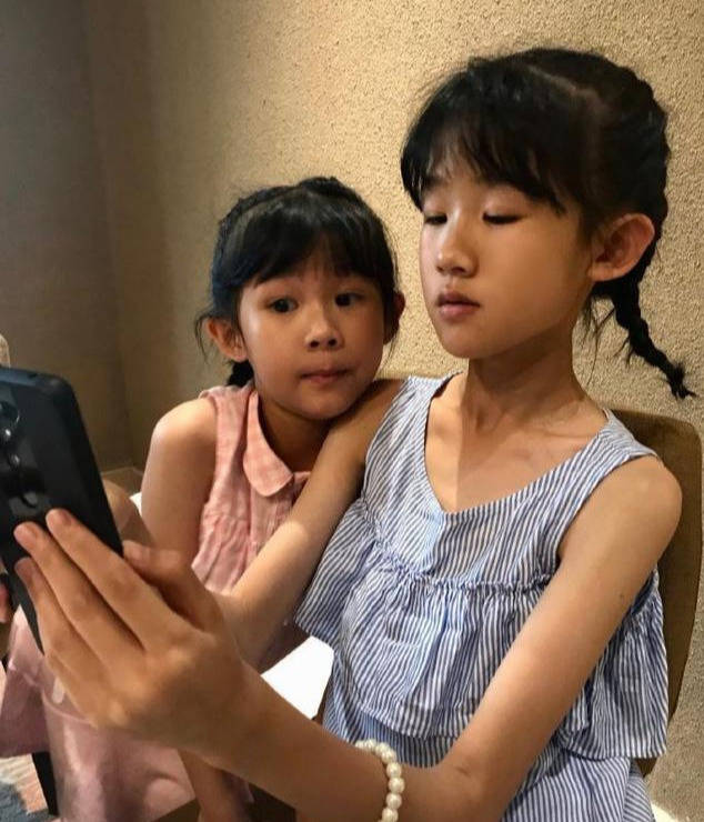 原创同为星二代贝儿的童真和黄多多的早熟背后隐藏着不同教育观