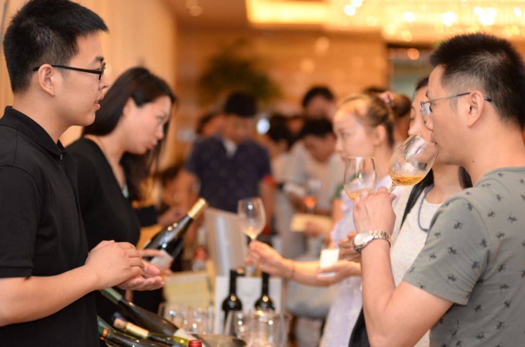 每个标准展位包括(包括:三面白色壁板,中(英)文楣牌制作,铝合金洽谈桌