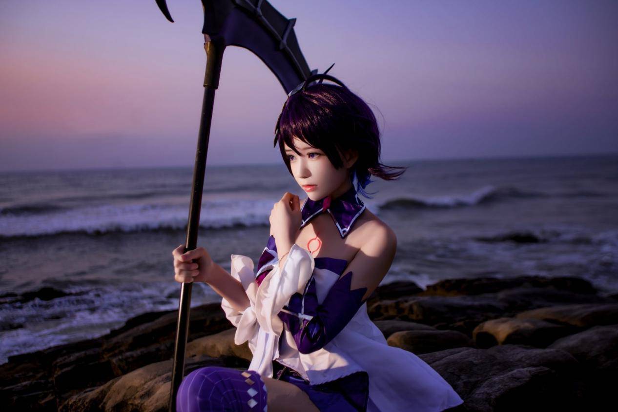 崩坏3希儿cos,夕阳下的绝美回眸,你会拒绝她的出发邀请吗?