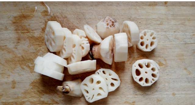 3,把莲藕切成大块,稍微的厚一点,把莲藕的头跟尾切了扔掉.