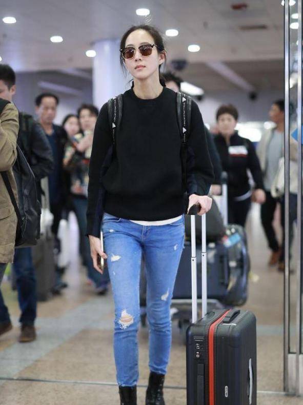 张钧甯美出"艺术",身穿衬衫配短裤,尽显好身材,不愧是真美人