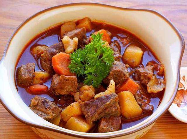 1.首先将红烧牛肉切成小块.洗净西红柿,切成小块.