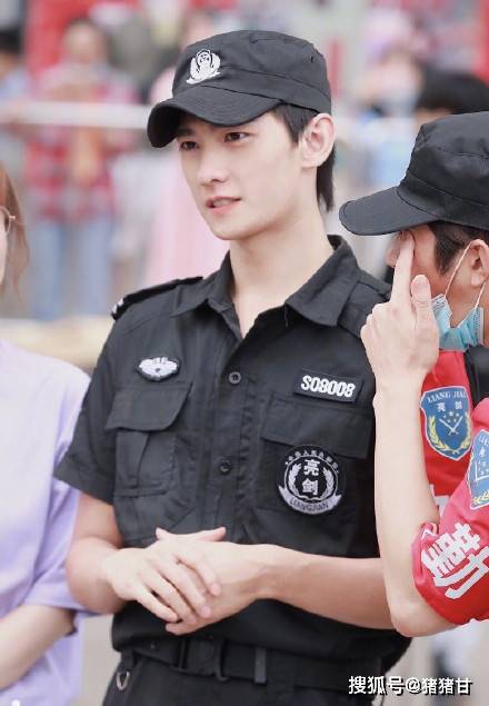 原创杨洋保安造型录制综艺,要和迪丽热巴主演《你是我的荣耀》?