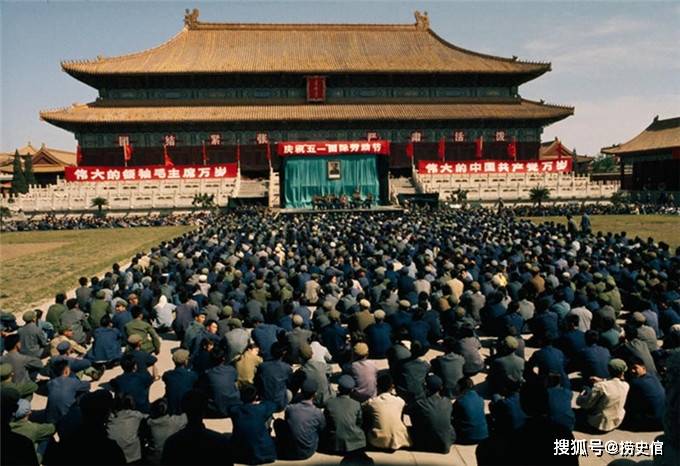 1971年的中国,昔日紫禁城搭台演唱革命歌曲