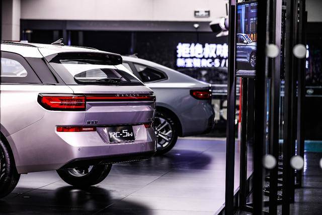 新宝骏rc5rc5w在上海亮相新一代轿车智美驾临