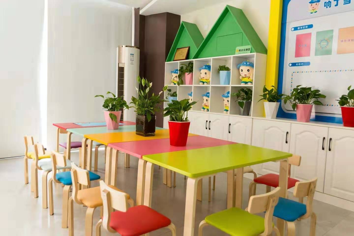 托管班的装修环境是给家长和孩子的第一印象,所以托管班要想留住孩子