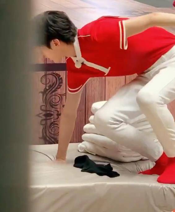 原创有种地位叫蔡徐坤最后一个穿袜子上台谁注意导演组反应太现实了