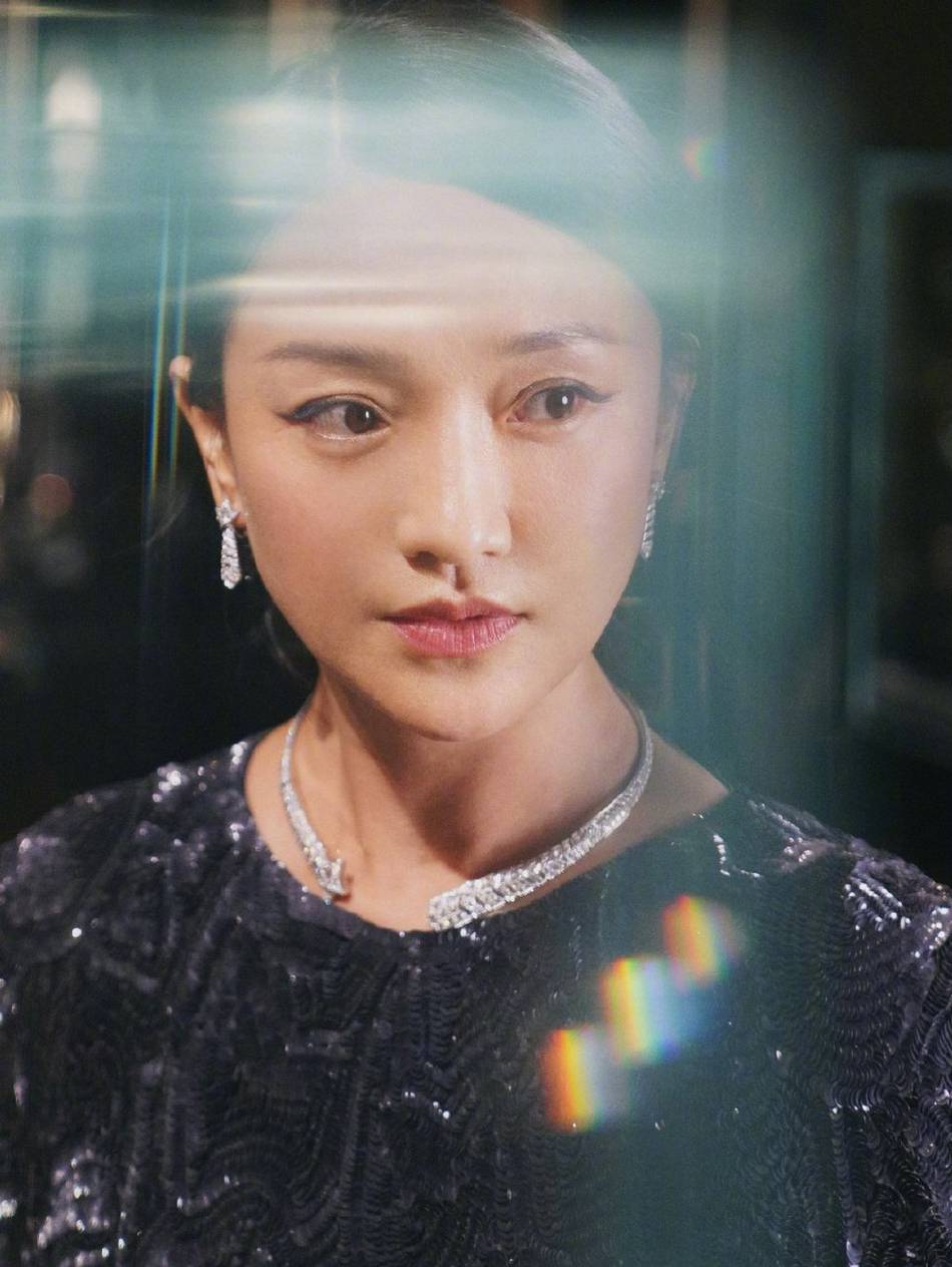 周迅穿亮片黑装不露笑容 展现成熟女性优雅深沉美