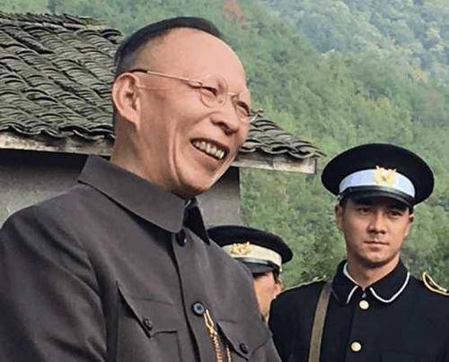 李明1966年出生于新疆,后随与父母一起在山西电子厂工作.