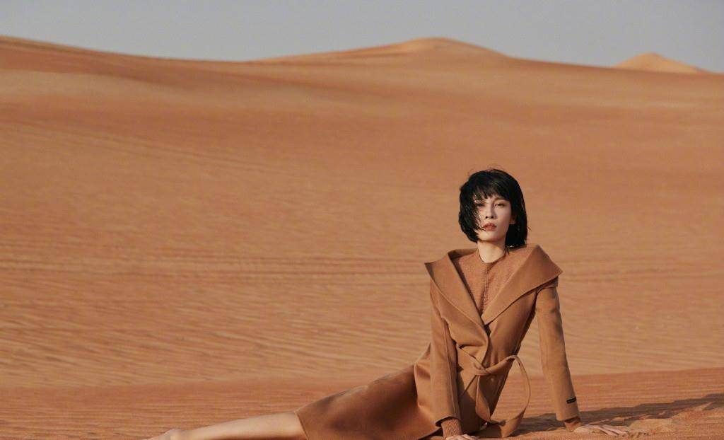 原创张蓝心新戏开机太抢眼,穿健美裤秀甘蔗腿,美得65岁任达华不敢看